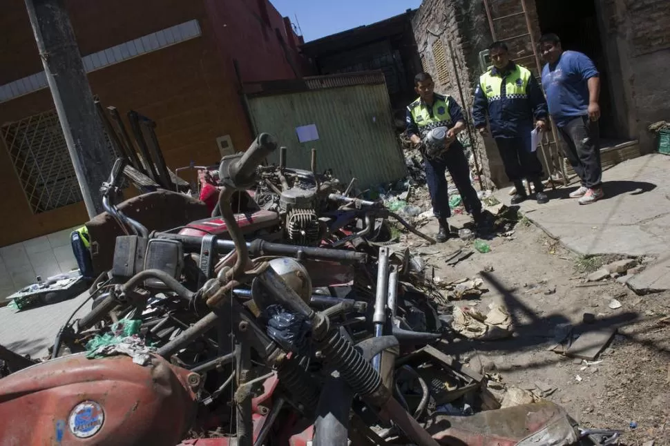 EL DOMINGO. Se descubrió un depósito en barrio El Bosque.