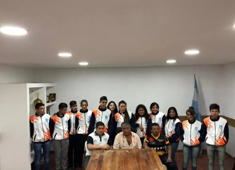 CONFIANZA. Los pedalistas fueron agasajados antes de partir a Mar del Plata. 