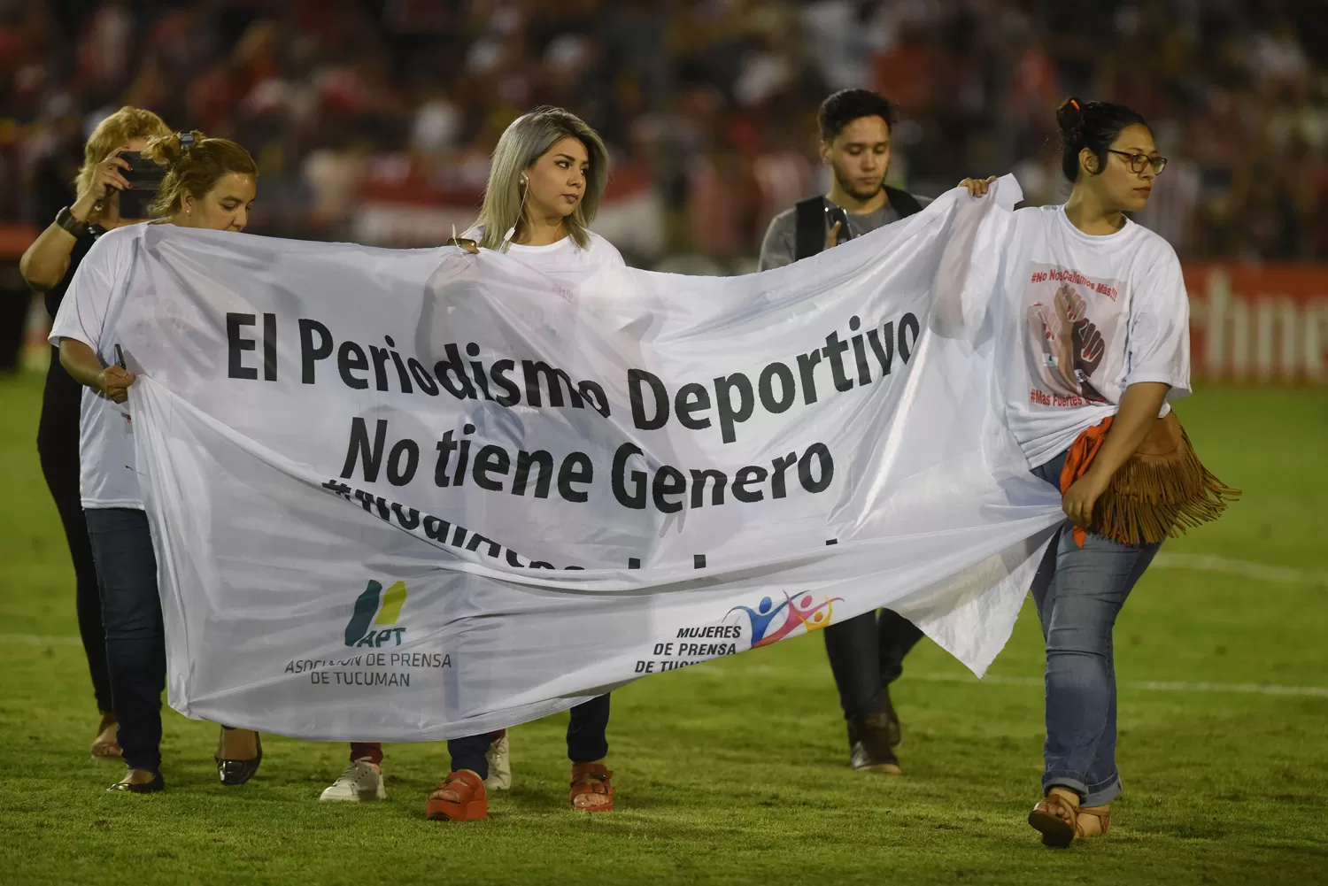 EN LA CIUDADELA. Las periodistas desplegaron su bandera.