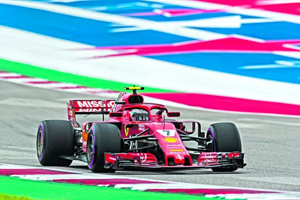ROJO DOMINANTE. La Ferrari de Kimi Raikkönen transita por el trazada de Austin a toda marcha; el finlandés no ganaba desde hace más de cinco años. FOTO GENTILEZA CORSA