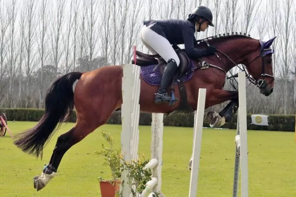 SALTO HACIA LA GLORIA. Josefina Piola montará a “CT Relámpago” en la prueba que se realizará en la pista de césped. 