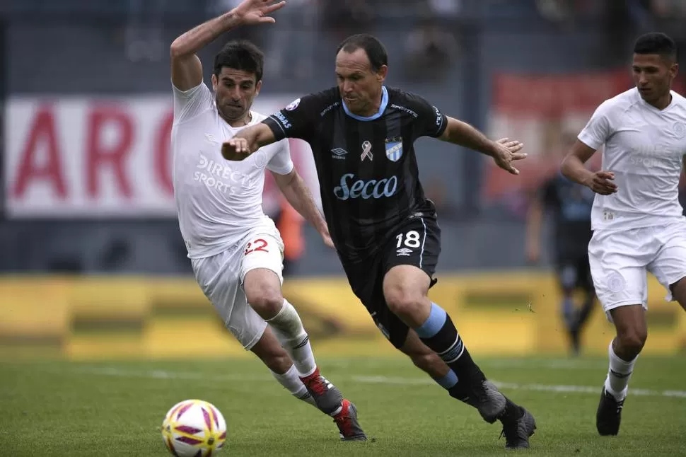 DUELO DE VETERANOS. Matos se adelanta a Braña, en la carrera por el balón. El delantero de Atlético, que ayer fue titular en lugar del lesionado Rodríguez, no jugó un buen partido. Fue de más a menos. FOTO DE MatÍas NÁpoli Escalero (ESPECIAL PARA LA GACETA) 