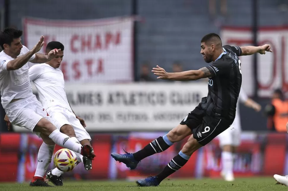 UN MAL DÍA... Rodrigo Braña se cruza para desviar el remate de Leandro Díaz. El delantero tucumano no aportó demasiado al juego ofensivo del “Decano”. FOTO DE MatÍas NÁpoli Escalero (ESPECIAL PARA LA GACETA) 