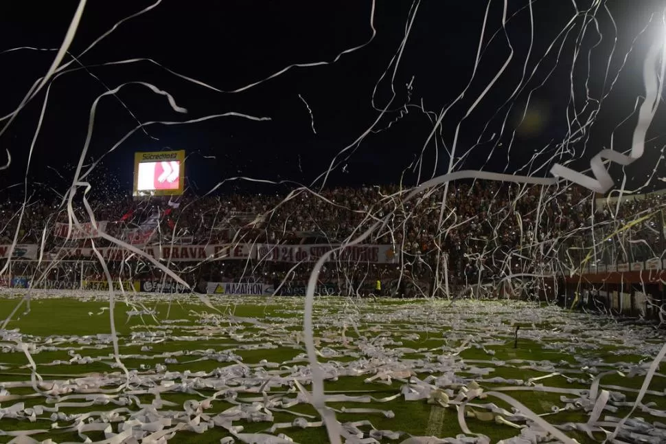 “NEVADA” DE PAPEL. Blancos quedaron los cuatro costados de la cancha cuando salió San Martín; varios hinchas continuaron arrojando las cintas durante el partido. la gaceta / foto de diego aráoz