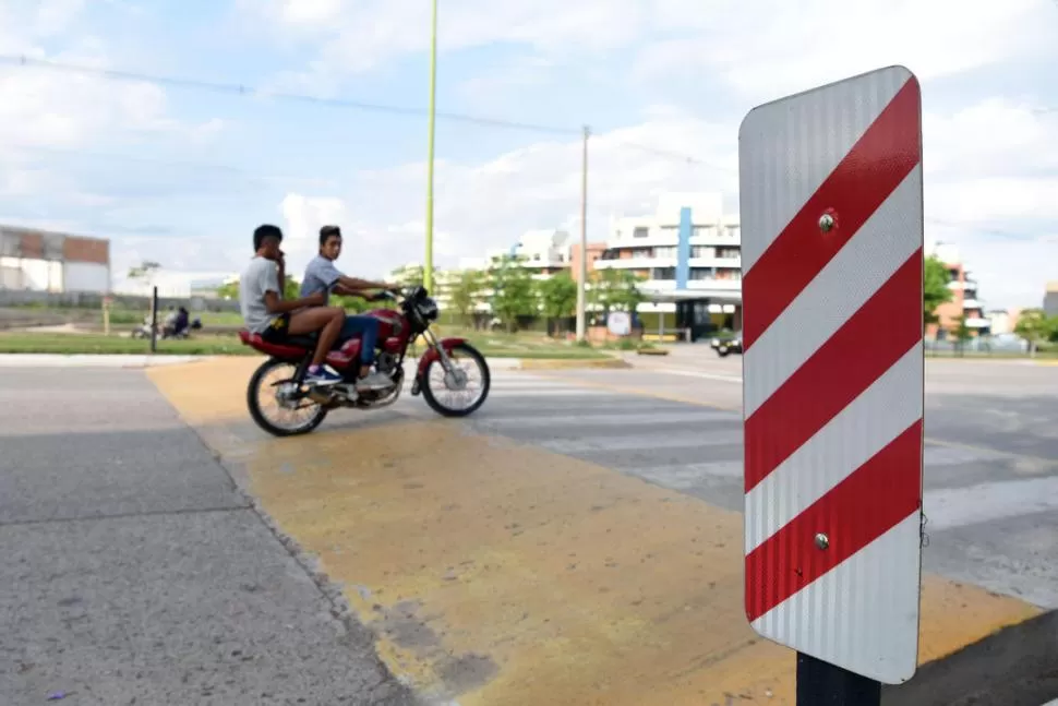 AVENIDA PERÓN Y MORENO. Sobre ese reductor de velocidad pasó el motociclista antes de caer se su motocicleta y sufrir heridas de gravedad. la gaceta / foto de diego aráoz