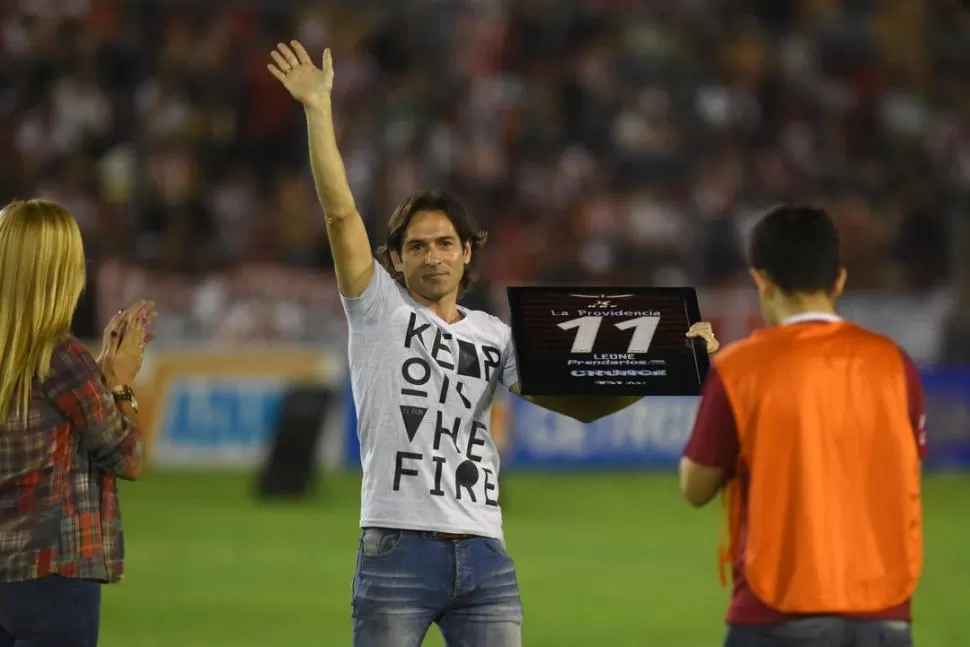 RECONOCIMIENTO. Ramiro Leone recibió un presente durante el entretiempo. la gaceta / foto de diego aráoz