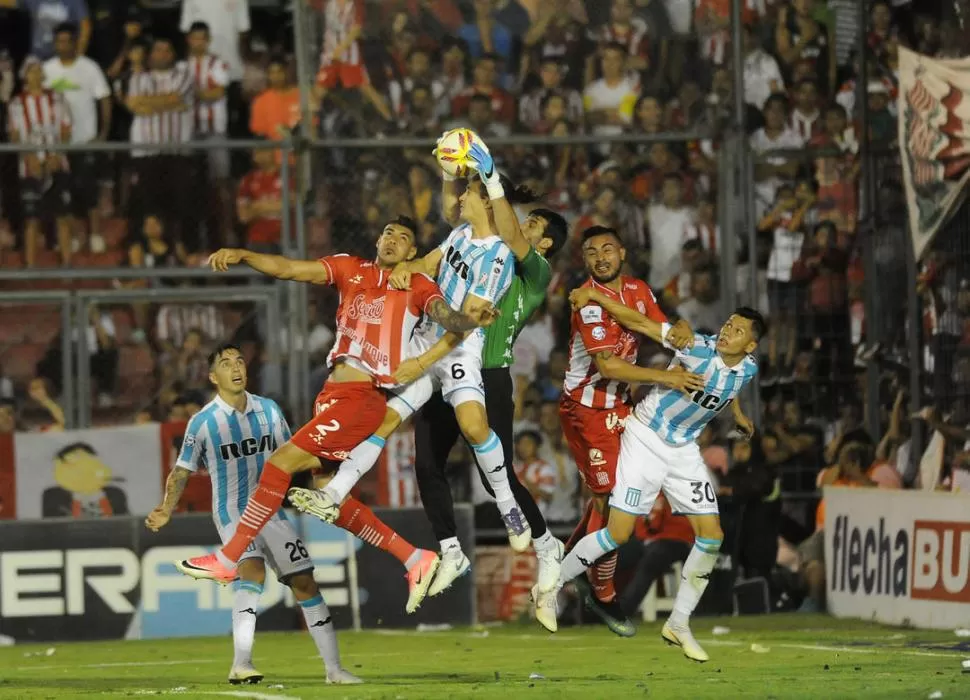 DEJARON EL ALMA EN CADA PELOTA. Los jugadores de San Martín lucharon de principio a fin y nunca se dieron por vencidos. Acevedo y Moreira buscan la pelota rodeados por hombres de Racing. la gaceta / foto de hector peralta