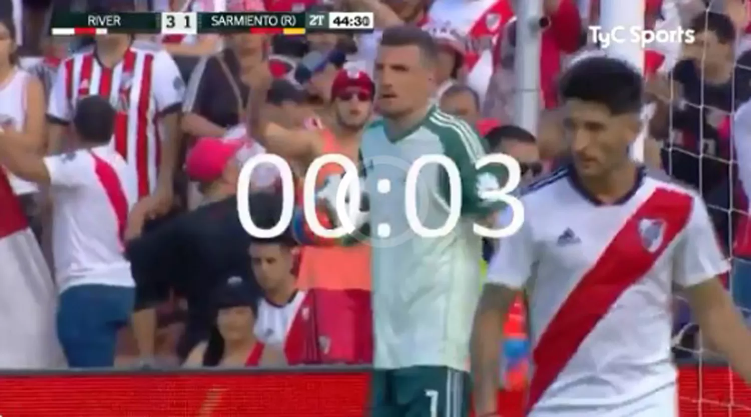 A ARMANI NO LE COBRARON NADA. El arquero de River retuvo la pelota durante 17 segundos.