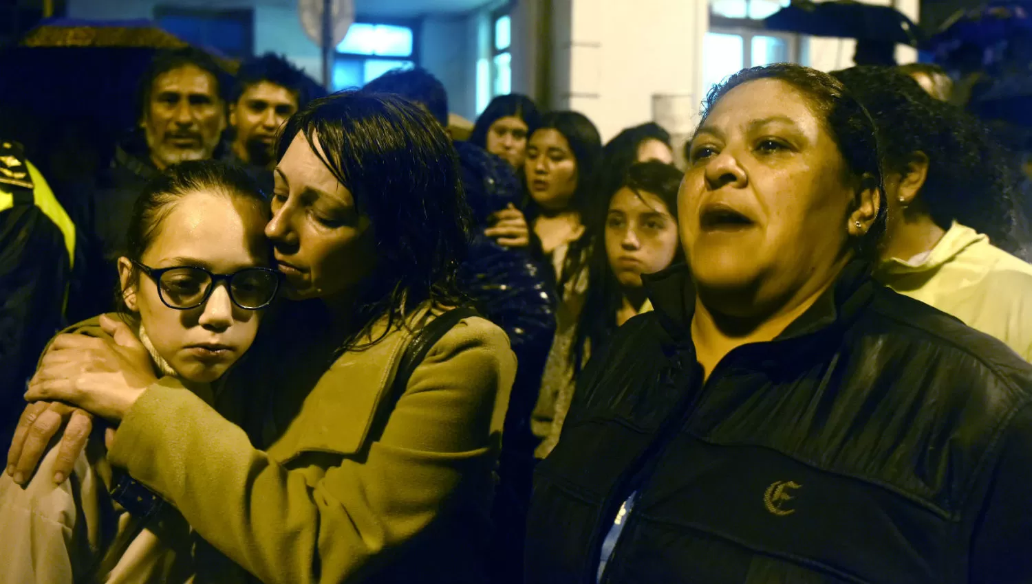 ABRAZO. Sara, hermana de Valentín, y su mamá Soledad. DIEGO ARÁOZ / LA GACETA