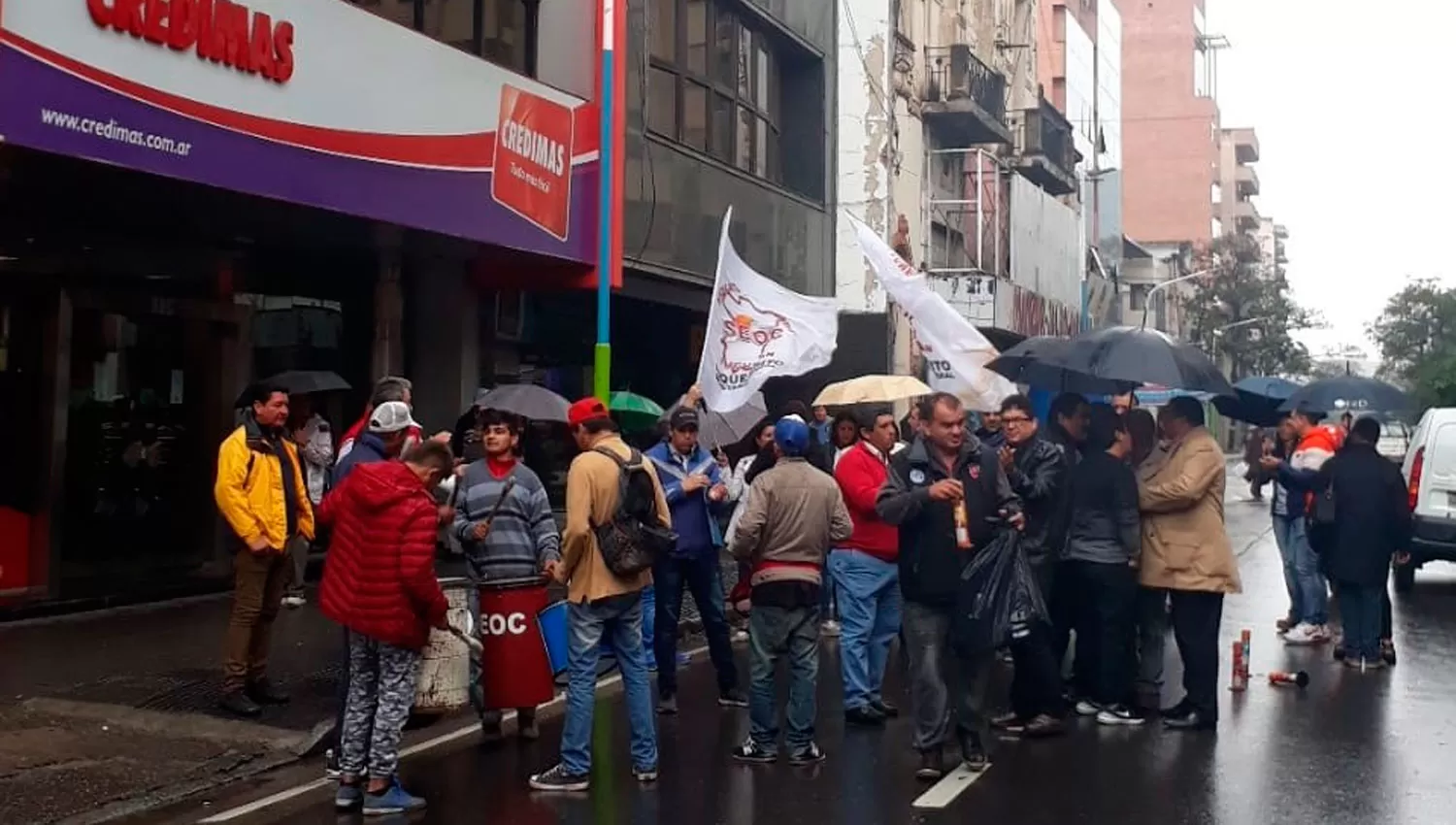 PROTESTA EN CREDIMAS. Desempleados en la puerta de la empresa protestan para cobrar lo que les corresponde.