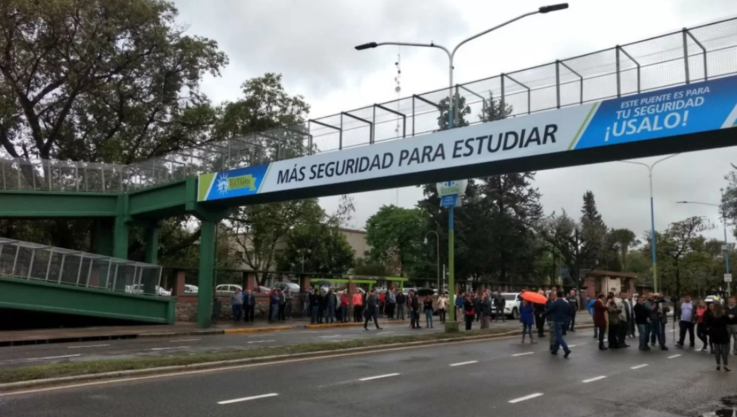 Con la idea de evitar accidentes, quedó inaugurado el puente peatonal en Benjamín Aráoz al 800