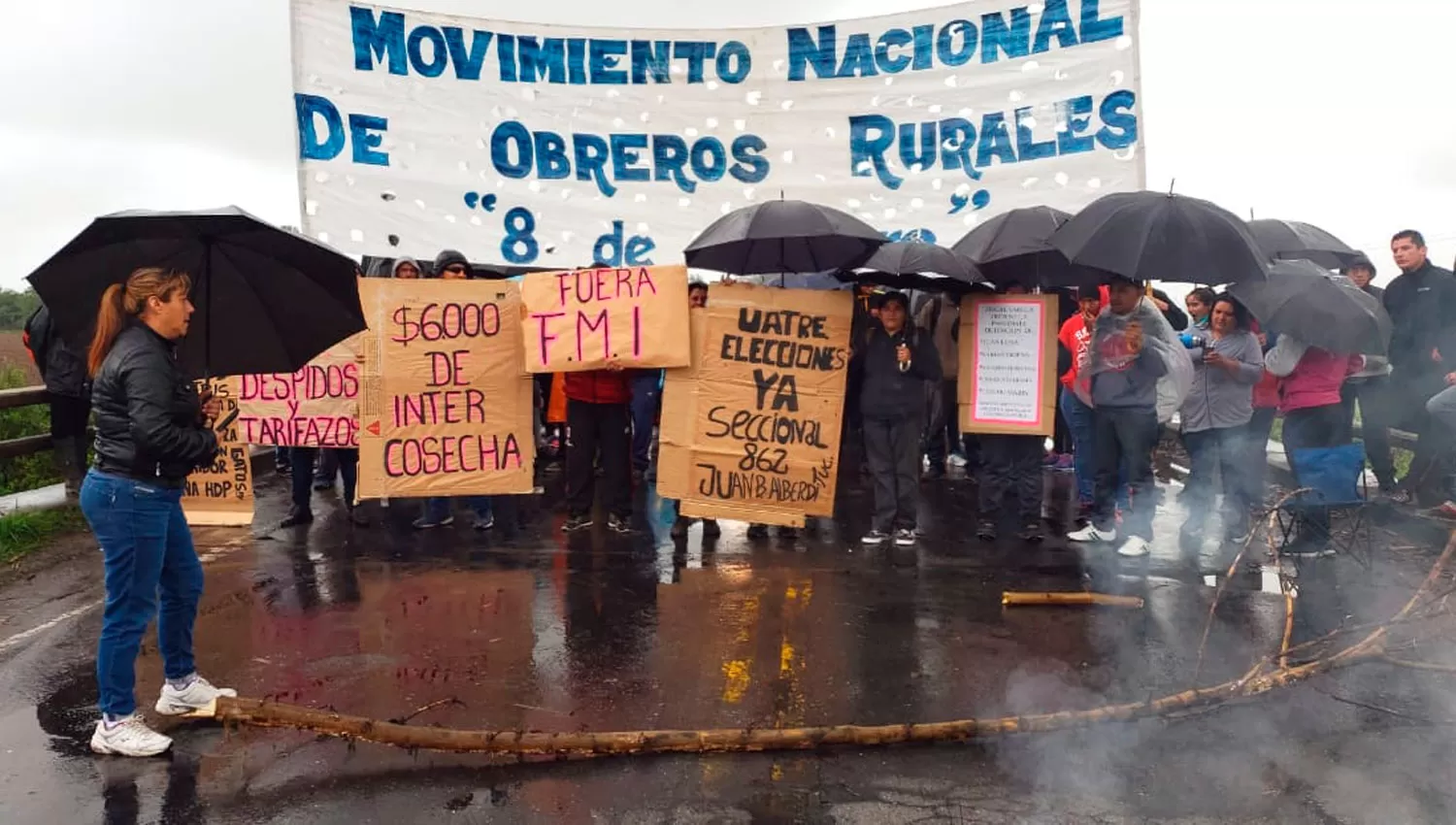 RECLAMOS. Obreros cortan el viejo tramo de la ruta 38.