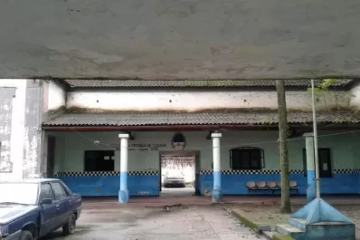 Un preso se escapó porque sacaron las esposas con las que trababan la puerta de un calabozo