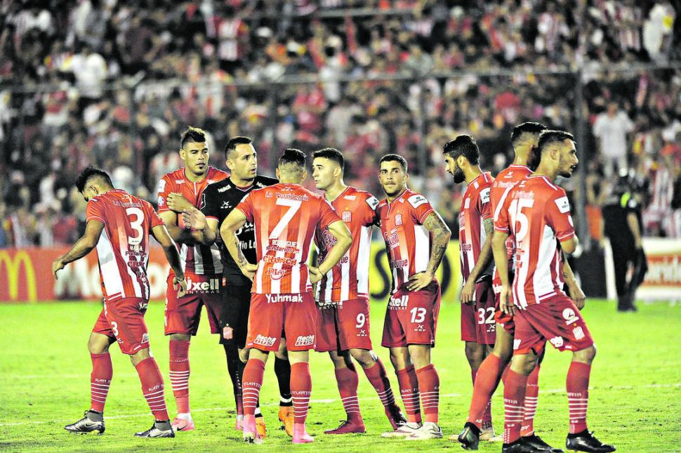 OFICIO. Carranza les habla a sus compañeros en el campo de juego. LA GACETA / FOTO DE hector peralta