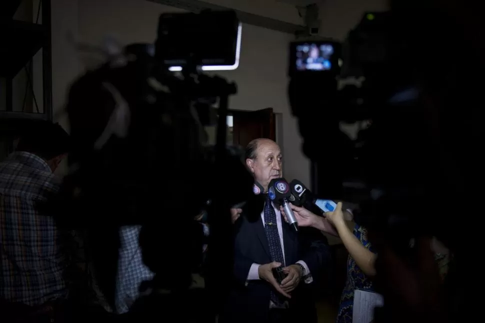 EL ELEGIDO. Navarro Dávila, fiscal de Instrucción en lo Penal, habla con la prensa tras un operativo, en 2016. Será nuevo jefe de los defensores oficiales. la gaceta / FOTO DE JORGE OLMOS SGROSSO