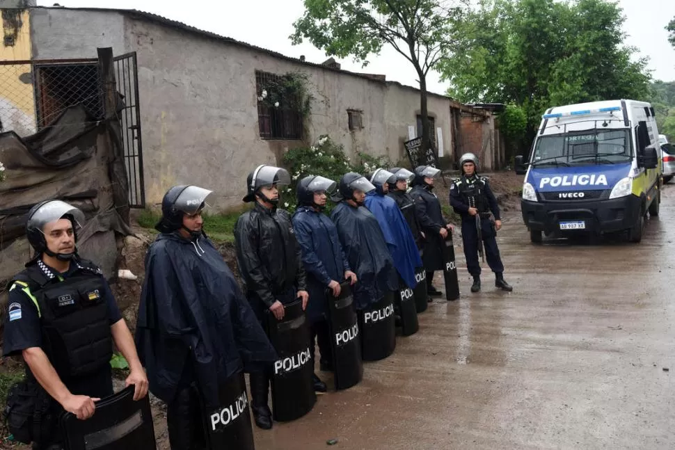 FUERTE OPERATIVO. Un grupo de Infantería custodia una de las casas en la que buscaron al “Tuerto”. la gaceta / FOTO DE JORGE OLMOS SGROSSO