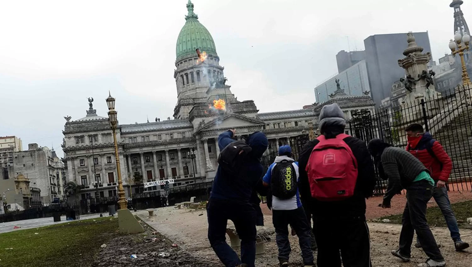 Serios incidentes en las afueras del Congreso mientras Diputados debate el Presupuesto 2019