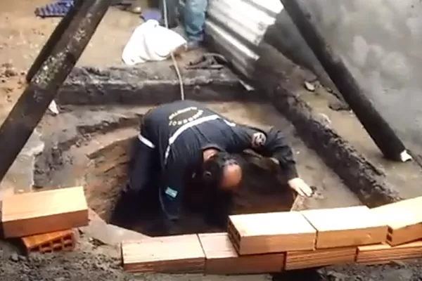 Bomberos voluntarios rescataron a un perro que había caído a un pozo de ocho metros