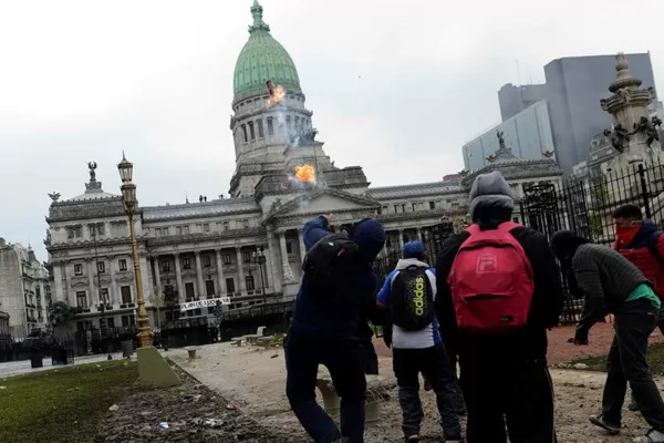 Serios incidentes en las afueras del Congreso mientras Diputados debate el Presupuesto 2019