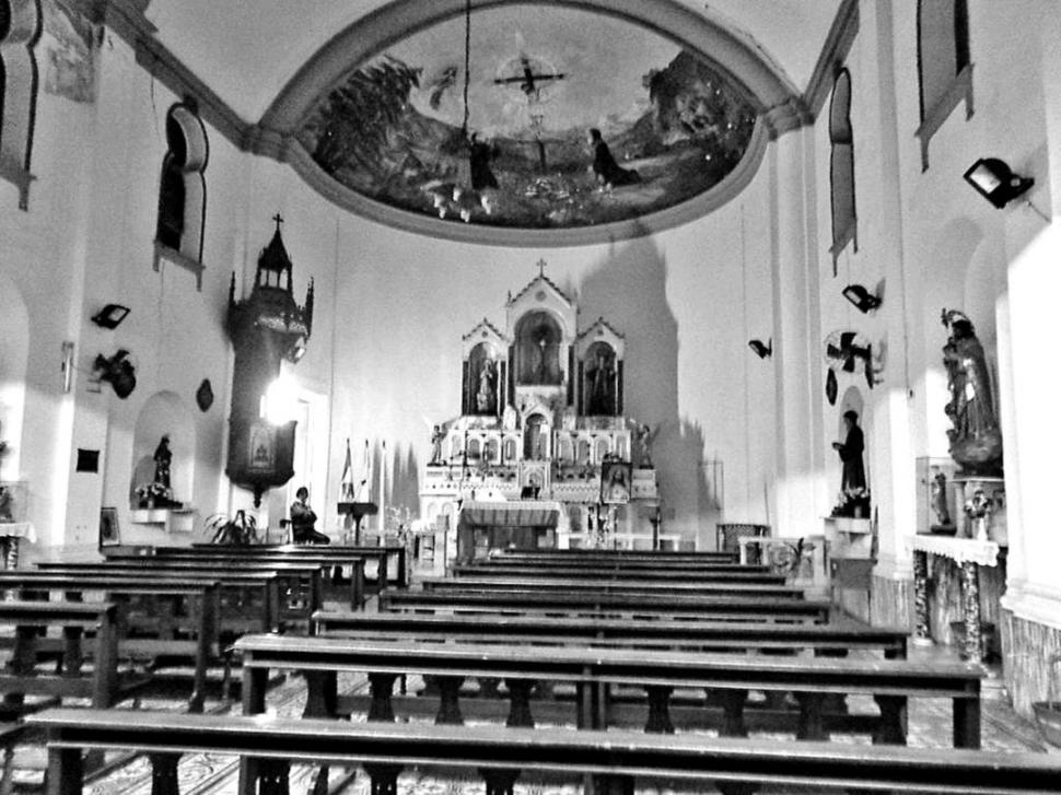 INTERIOR. El altar es presidido por la figura del Señor del Milagro realizada en 1863. 