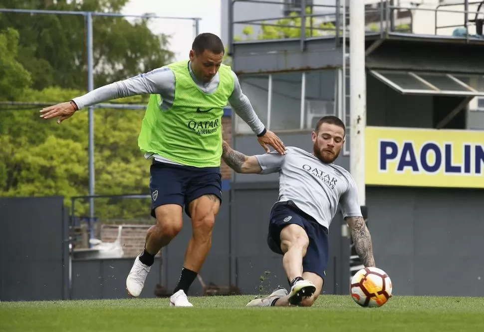 PIEZAS CLAVES. Mauro Zárate y Nahitán Nandez disputan la pelota.  prensa cabj