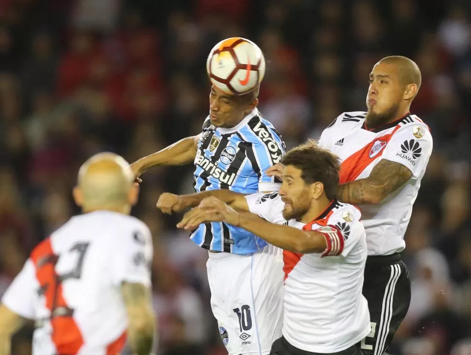 GANÓ EN LO ALTO. Cícero, que se anticipa a Ponzio y a Maidana, mostró un buen nivel en el triunfo de Gremio frente a River. reuters