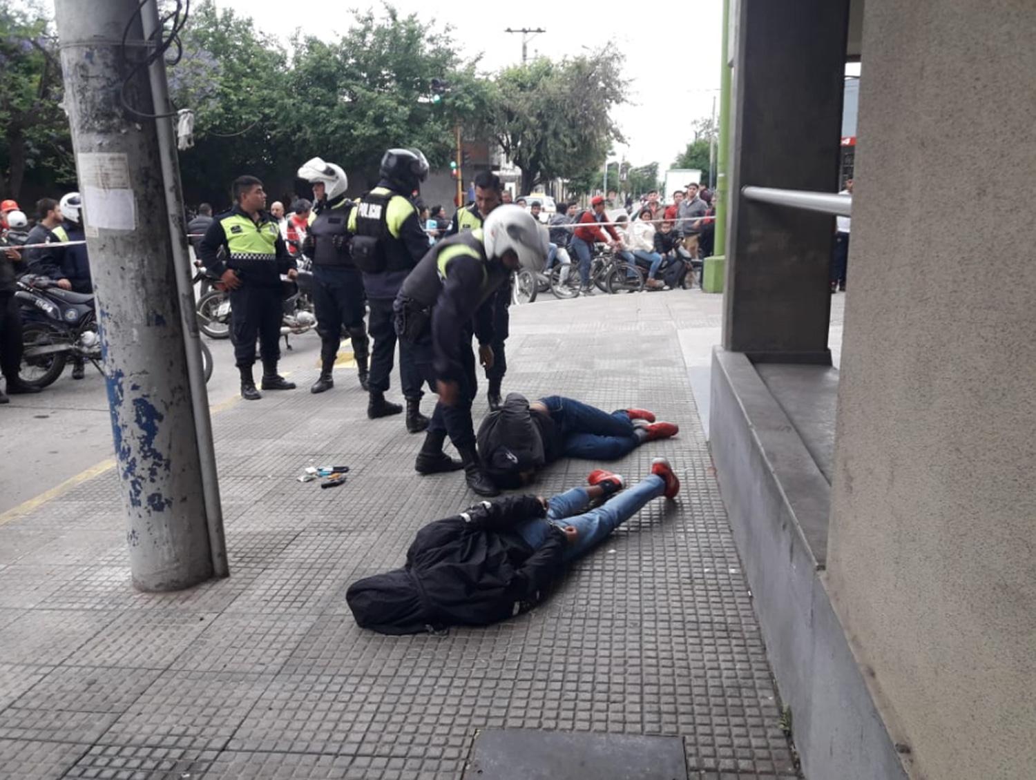 Los efectivos persiguieron durante varias cuadras a los presuntos ladrones.