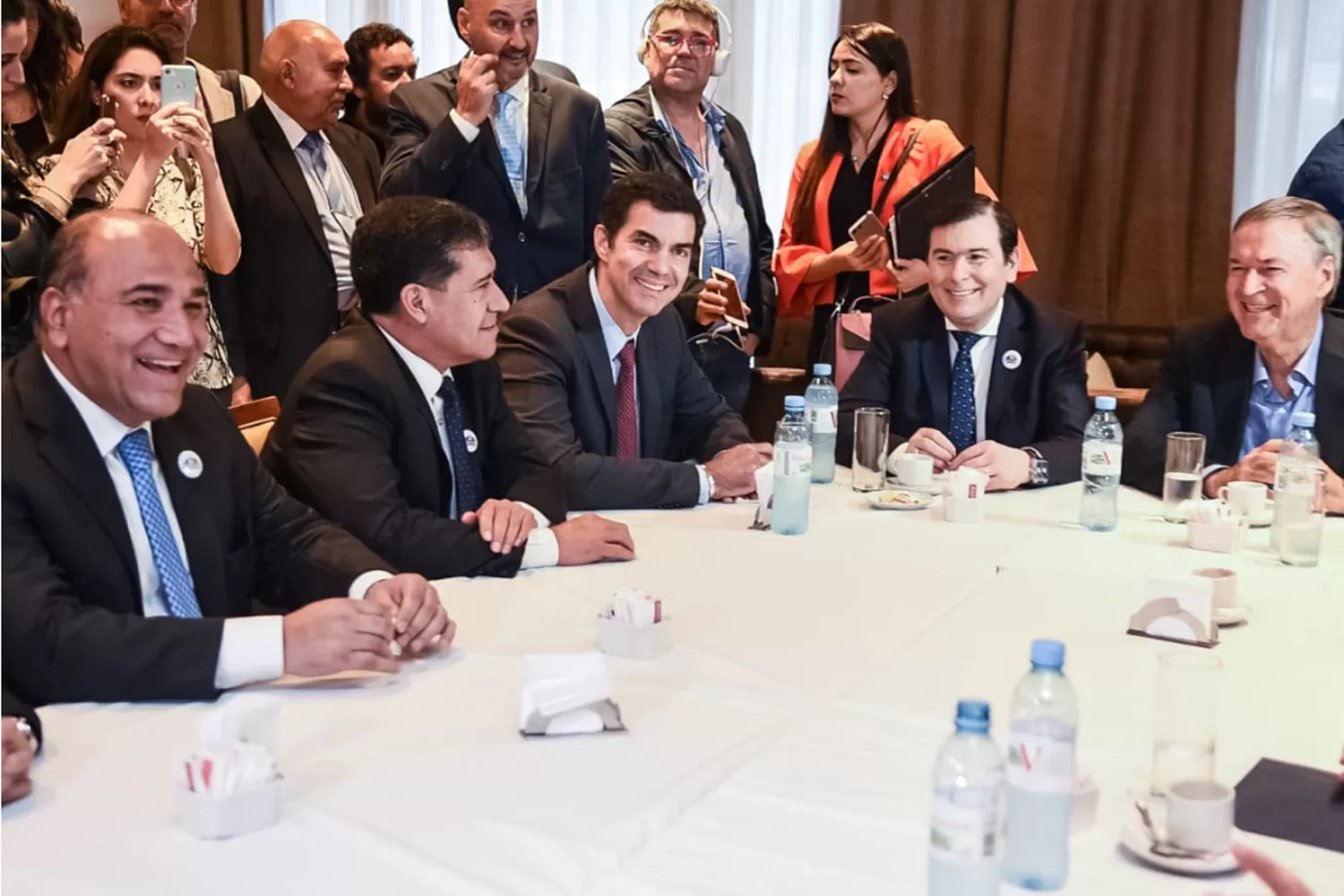 SONRIENTES. La foto que se tomaron los gobernadores durante la reunión de esta tarde.