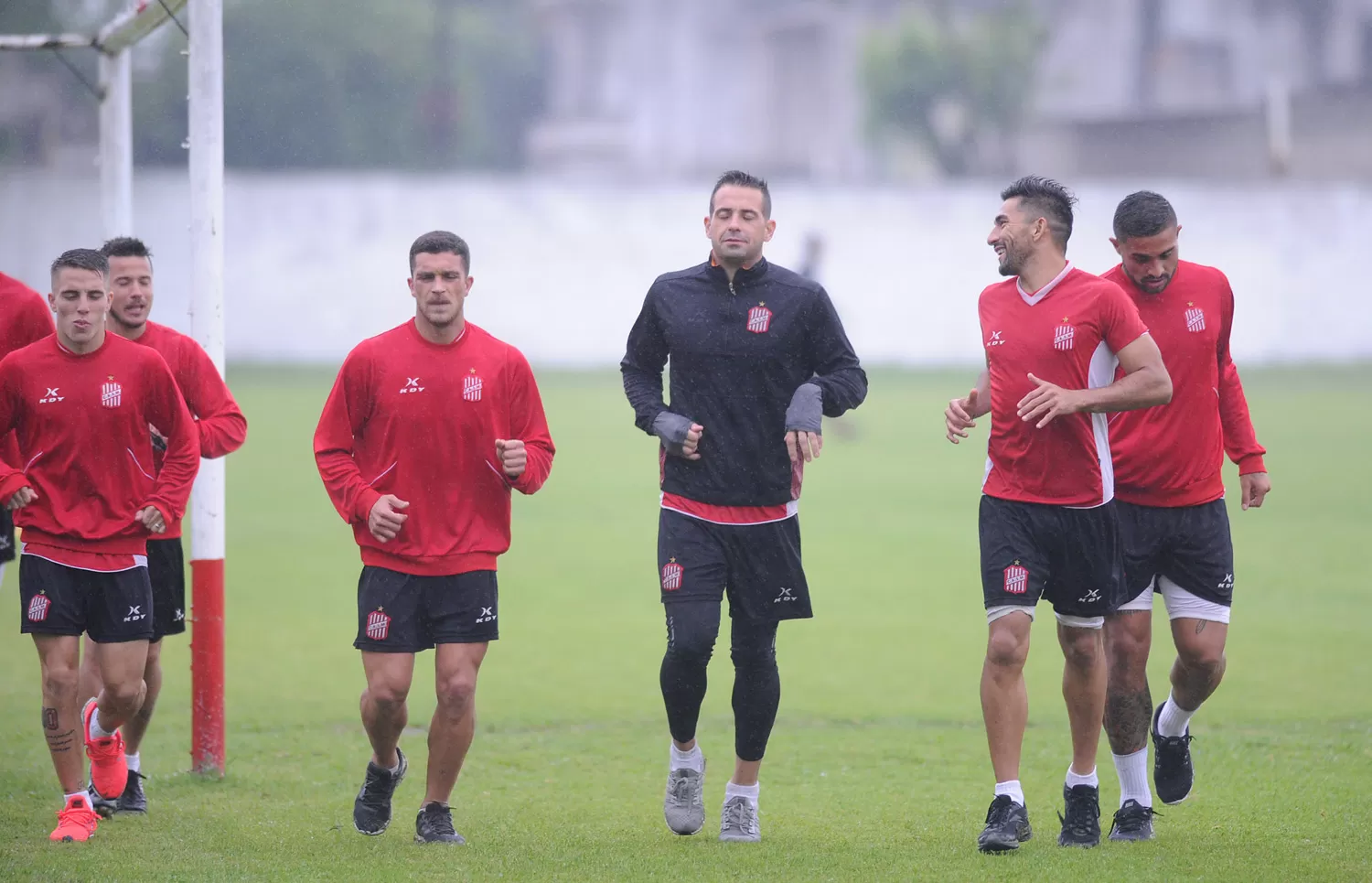 PENSANDO EN TALLERES. Los jugadores de San Martín viajarán mañana a Córdoba.