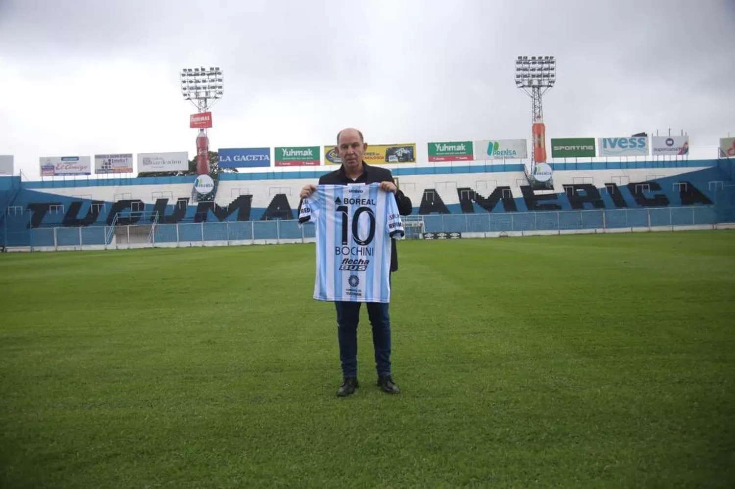 EN EL MONUMENTAL. Bochini visitó la cancha de Atlético.