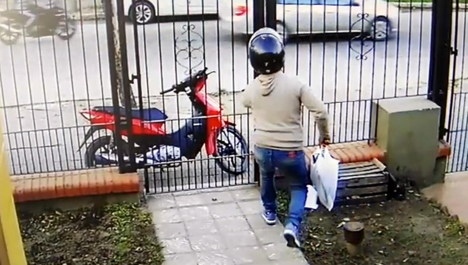 3- El falso electricista se retira llevándose una notebook, un celular y una planchita para el pelo.