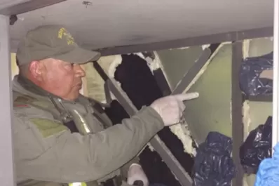 Detuvieron a dos choferes de colectivo que llevaban cocaína oculta en la cabina