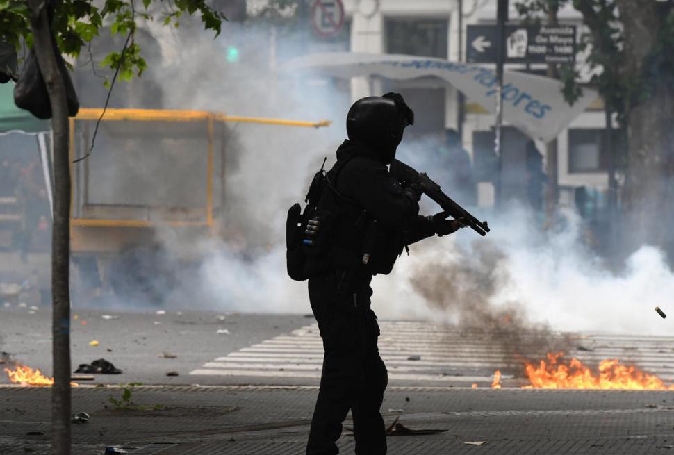 GASES Y BALAS DE GOMA. Un efectivo trata de disuadir a manifestantes. 