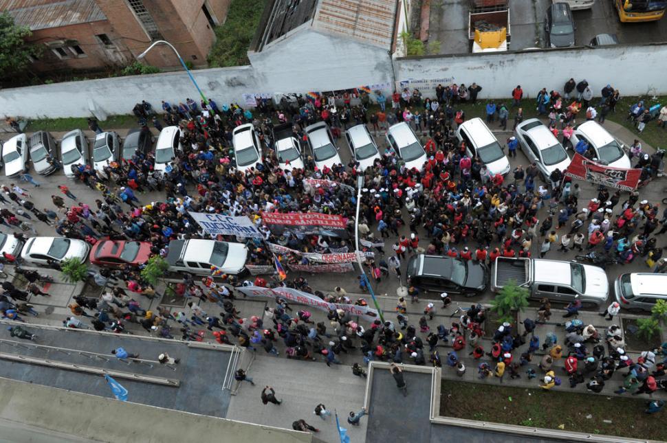 CONFLUENCIA. Organizaciones sociales pasaron a dar su apoyo antes de seguir hacia la plaza Independencia.  