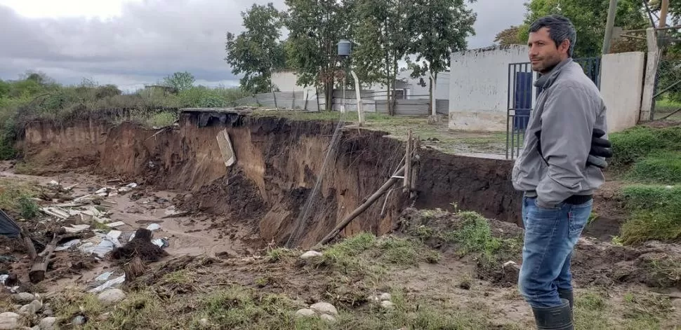 IMPRESIONANTE. Un vecino de Alto el Puesto observa el enorme socavón que causó la creciente que afectó la localidad esta semana. 