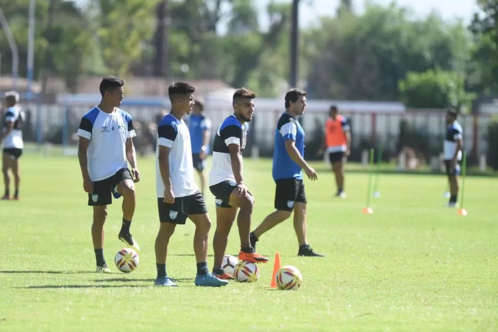 MIRA HACIA ADELANTE. Kaprof (centro) cree que Atlético está para pelear arriba y no el descenso en la Superliga. la gaceta / foto de Analía Jaramillo