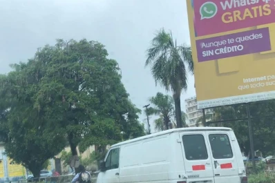 A pie, con un coche, sobre las vías