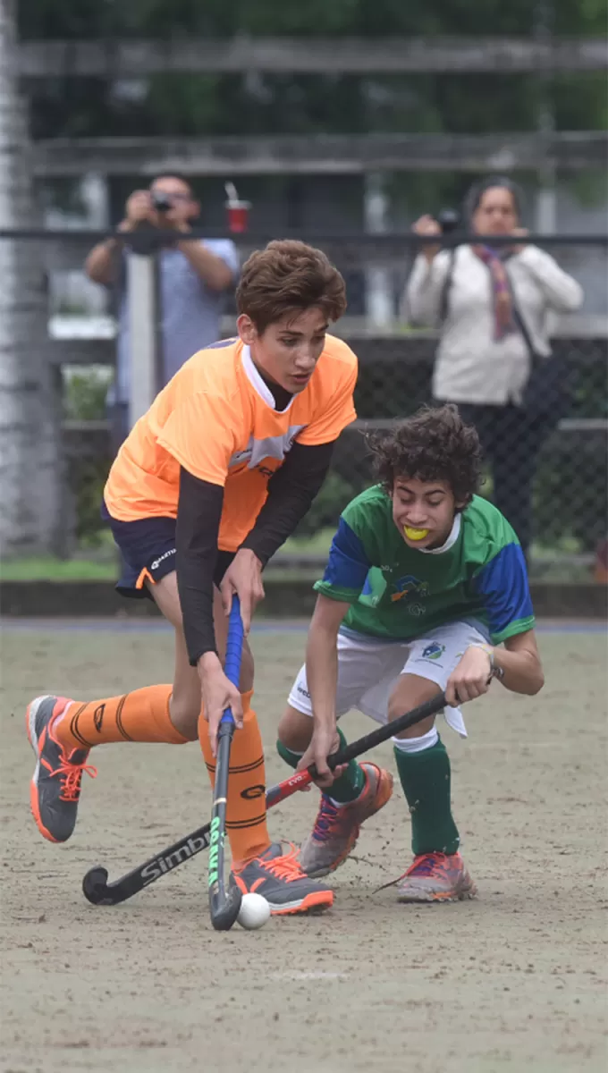 LA FIGURA. Santiago Gómez Maneff, autor de un hat-trick, deja atrás a un rival. 