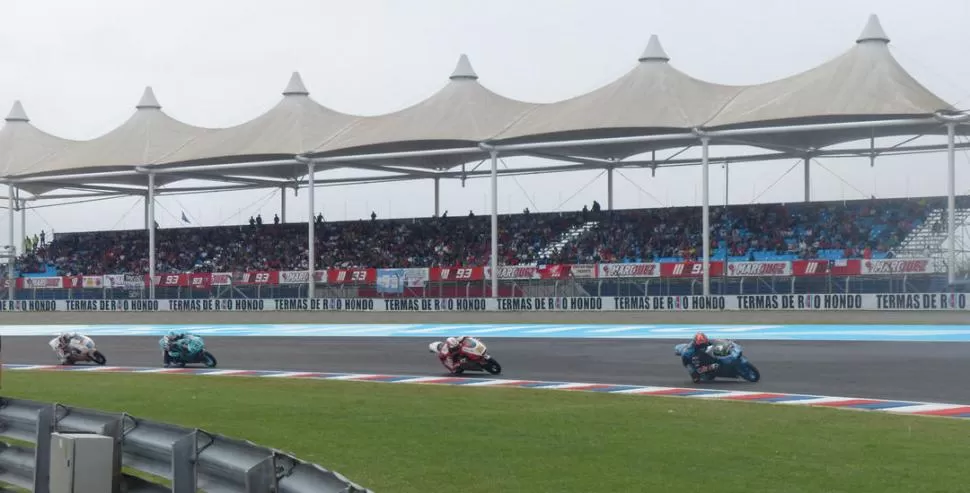 VELOCES. Las motos pasan frente a la tribuna que lleva el nombre de Marc Márquez, que tiene una de las mejores visuales. la gaceta / foto de Osvaldo Ripoll