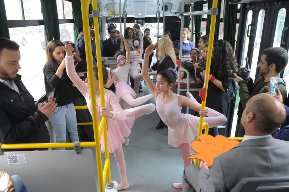 BALLET. Pequeñas bailarinas hacen pasos de danza mientras el ómnibus cumple con su circuito habitual. LA GACETA/FOTOS DE FRANCO VERA 