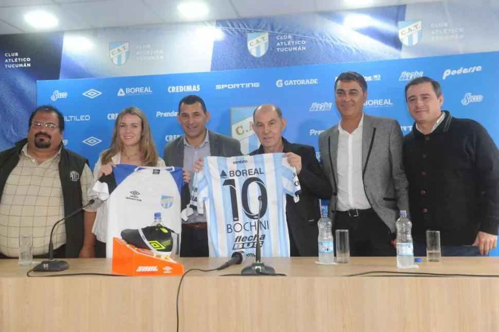 PARA LA FOTO. Desde la izquierda: Daniela Farías (atleta cordobesa), Mario Leito (presidente de Atlético); Bochini, con la 10 “decana”, Salvatierra y Golobisky, vicepresidentes primero y segundo, respectivamente. la gaceta / foto de Antonio Ferroni