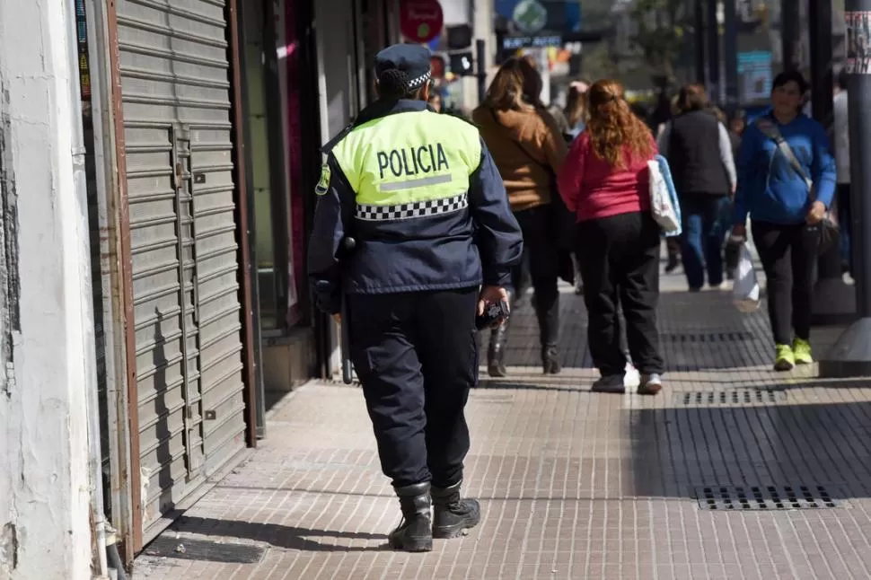 UNA DURA REALIDAD. El agente Víctor Nacusse dijo que los policías logran llegar a fin de mes por los ingresos que perciben haciendo ese trabajo extra. la gaceta / foto de Analía Jaramillo (archivo)