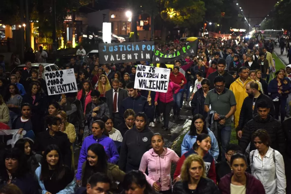 PARTICIPACIÓN. Bajo la lluvia, familiares, amigos y vecinos de Valentín Villegas volvieron a marchar durante varias cuadras para pedir “justicia”. la gaceta / foto de Diego Aráoz