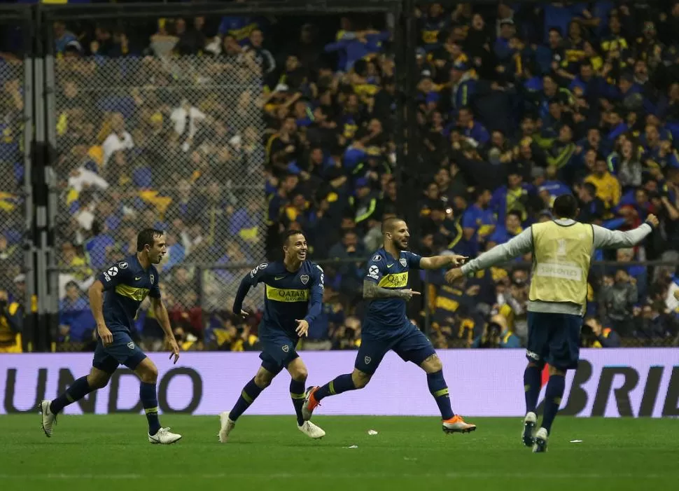 FESTEJO LOCO. Benedetto sale a festejar el primer gol mientras Jara lo persigue. Mañana Boca jugará ante Gimnasia en La Plata por la Superliga y el miércoles a las 21.45, comenzará la revancha de las semifinales en San Pablo.  reuters