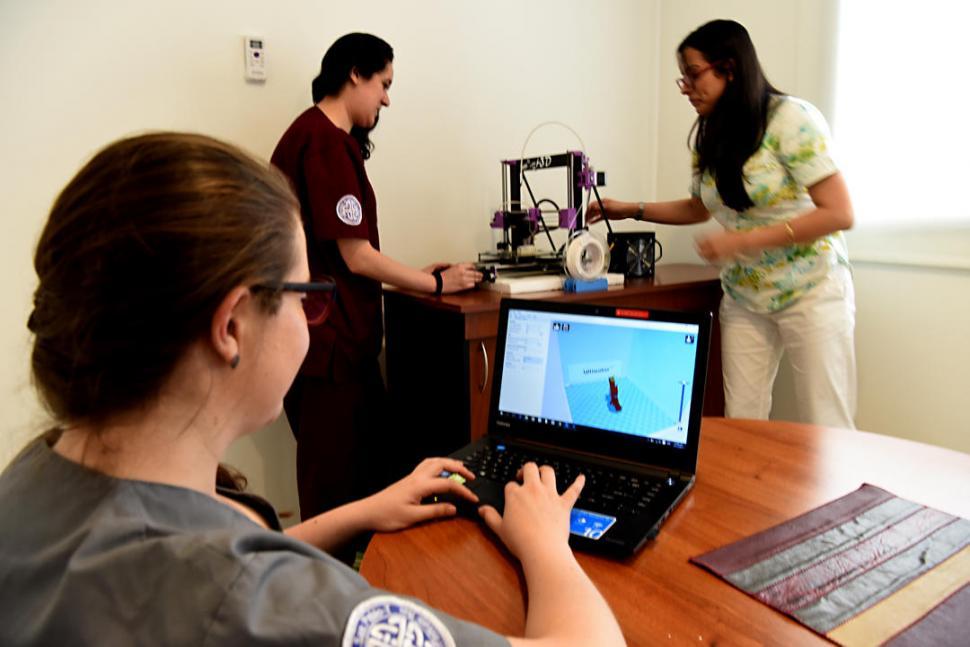 EN PLENO TRABAJO. El equipo del doctor Guillermo Stok muestra cómo se diseña y se imprime una tráquea. 