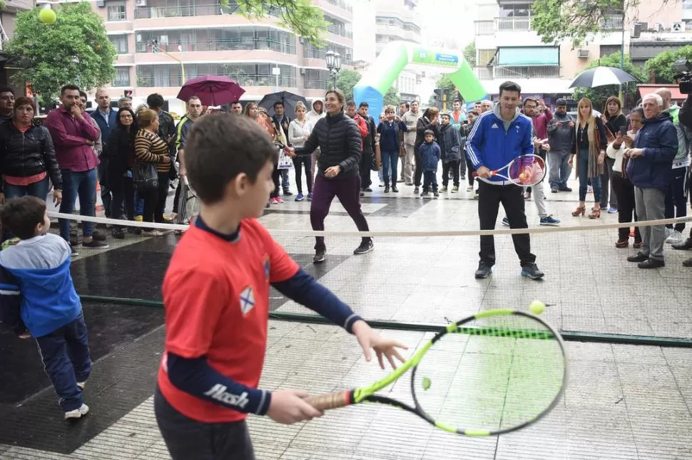 DISFRUTANDO. Coria y Paz jugaron un rato con los chicos en la plaza Urquiza.  la gaceta / foto de Analía Jaramillo