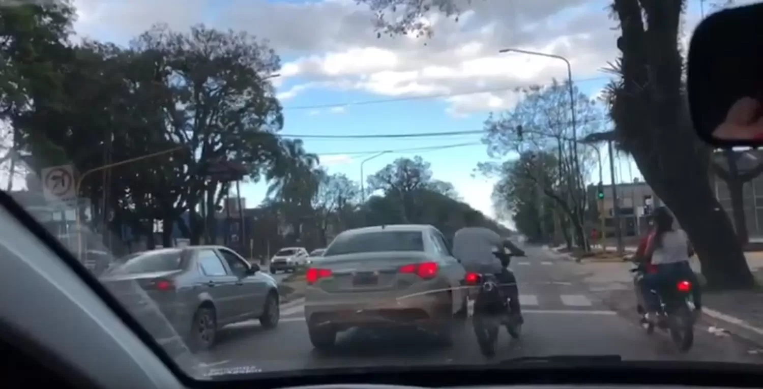 SIN FRENO. Los motociclistas avanzan por la av. Aconquija.