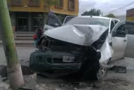Perdió el control de su camioneta y se estrelló contra un poste de luz