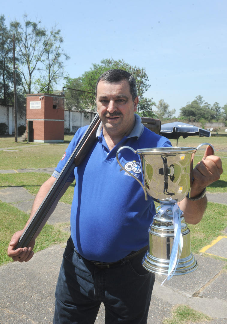 CON EL TROFEO. Apenas se consagró su celular no paró de sonar.