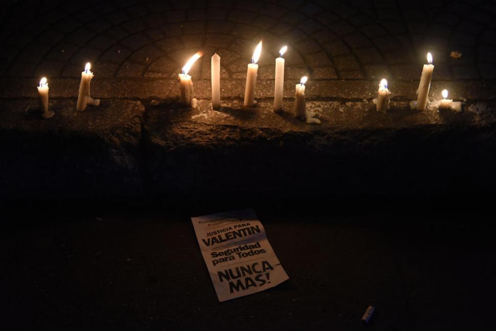 ENOJO. Las velas y los carteles fueron improntas de la movilización.  